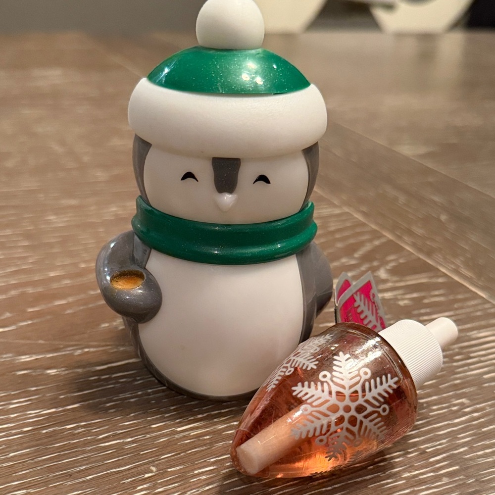 Bath & Body works Christmas Penguin Night Light diffuser Green Hat Scarf retired
